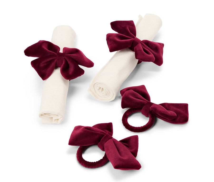 Bordo kadife kurdelelerle bağlanmış iki adet peçete ve bordo kurdeleli iki adet ayrı peçete halkası.