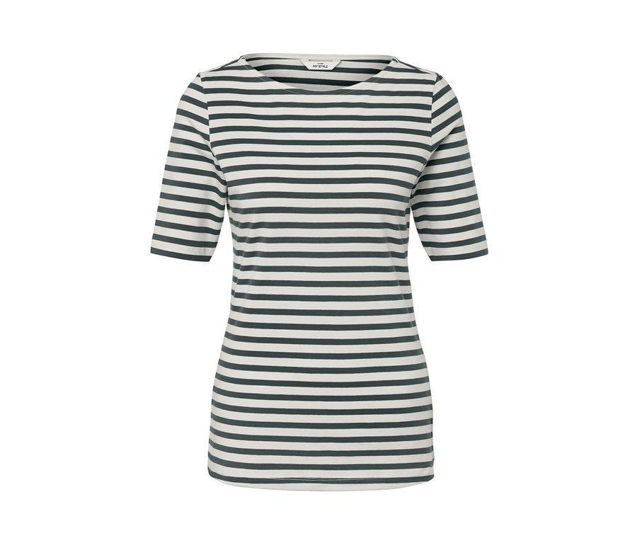 Yeşil çizgili, yarım kollu tişört.