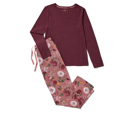 Bordo, uzun kollu pijama ve çiçekli pantolon beyaz bir arka plan üzerinde duruyor.