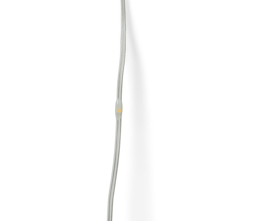 Ortasında LED ışığı olan gri bir kablonun detayı.