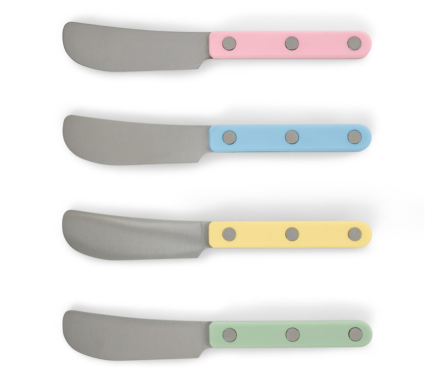 Pembe, mavi, sarı ve yeşil renklerde renkli saplara sahip dört tereyağı bıçağı.