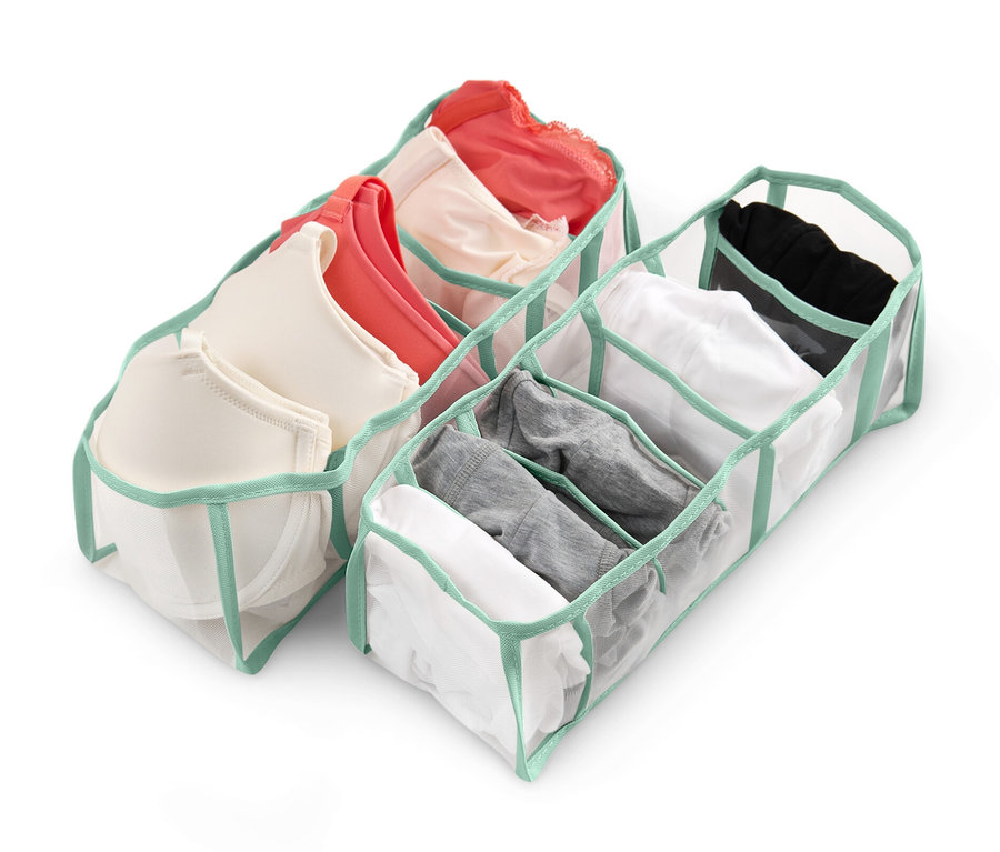 Beyaz bir arka planda giysilerle birlikte iki gardırop düzenleyici.