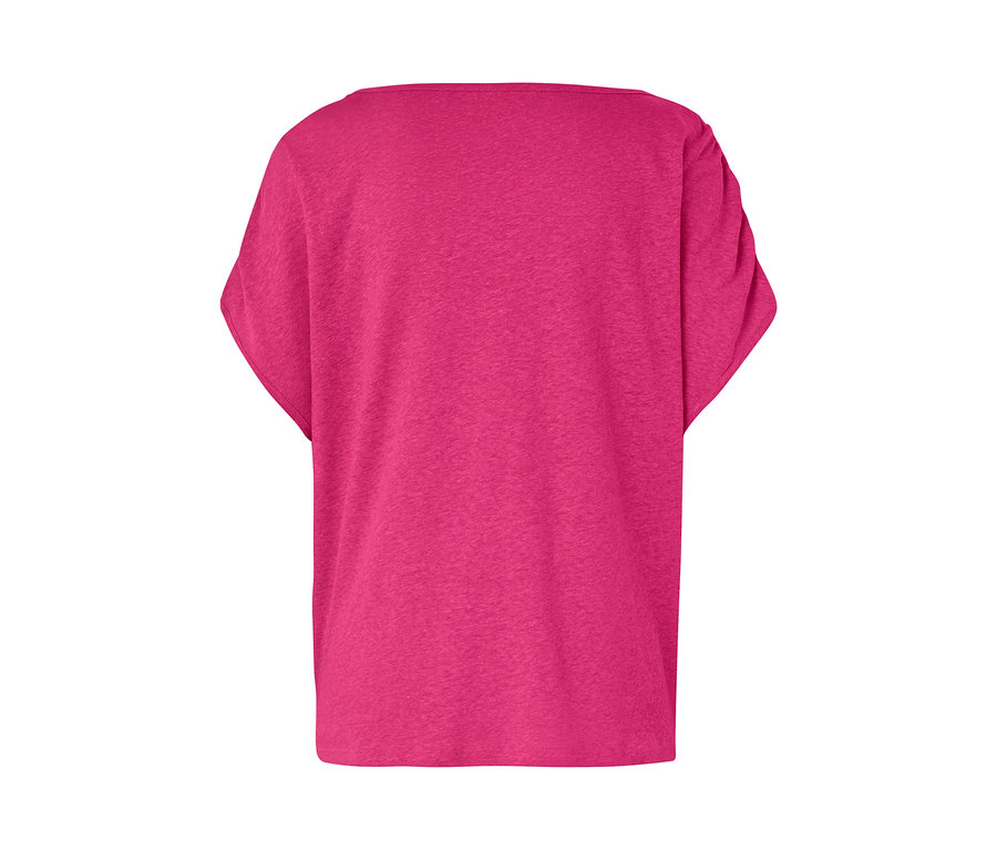 Pembe keten karışımlı tişörtün yakın çekim görüntüsü.