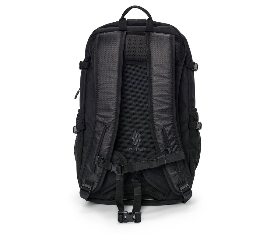 Siyah sırt çantası arkadan görünümü.