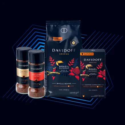 Koyu bir arka plan üzerinde dört Davidoff kahve ürünü: iki kavanoz hazır kahve (Fine Aroma ve Rich Aroma), 1000g Origins Brazil Espresso çekirdek kahve paketi ve bir kutu Origins Brazil Espresso kahve kapsülü.