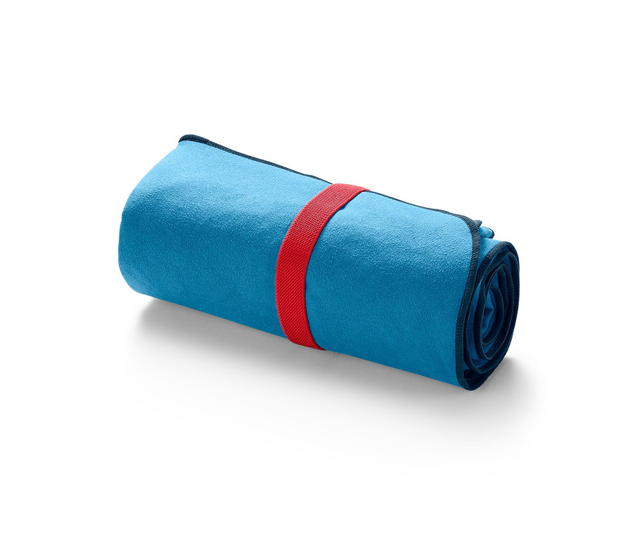 Kırmızı şeritli, rulo yapılmış mavi mikrofiber banyo havlusu.