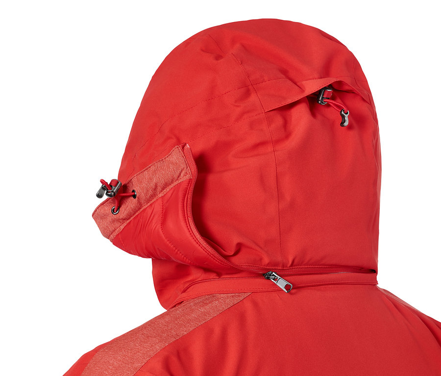 Kırmızı softshell kayak montunun kapüşonunun yakın çekimi.