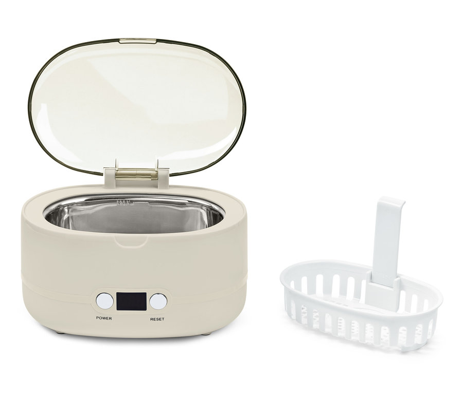 Açık bir ultrasonik temizleyici ve beyaz bir sepet.