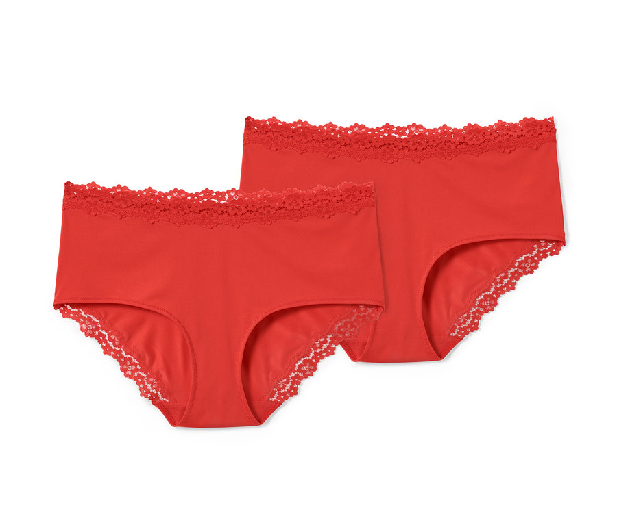 Beyaz bir arka plan üzerinde duran, dantel detaylı iki adet turuncu geniş kenarlı külot.