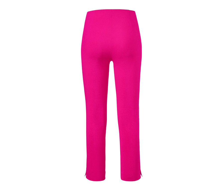 Pembe kısa paçalı streç pantolonun arka detay görünümü.