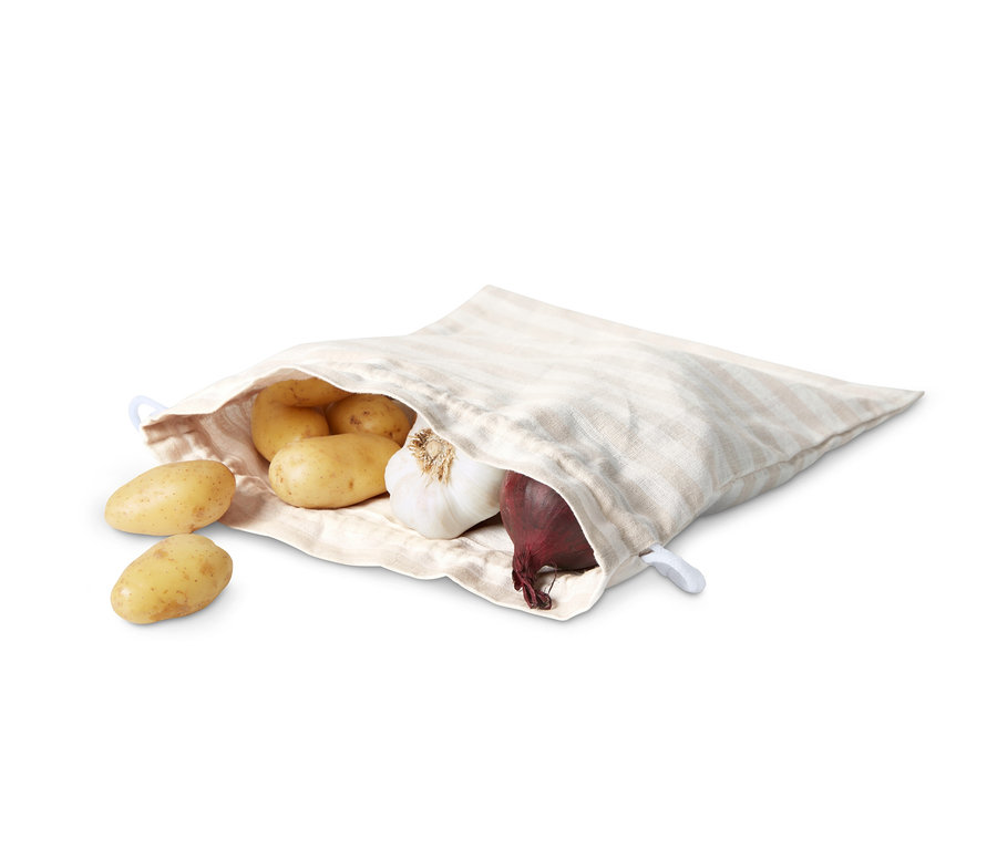 Patates, soğan ve sarımsaklı çizgili ekmek poşeti.