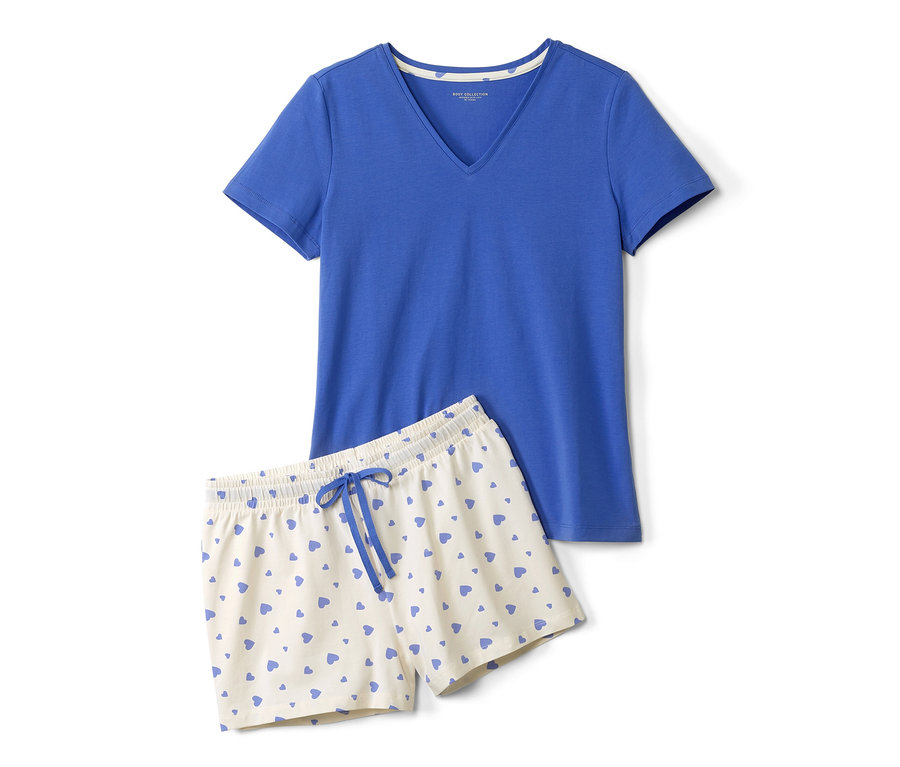 Kalpli, mavi şortlu pijama takımı.