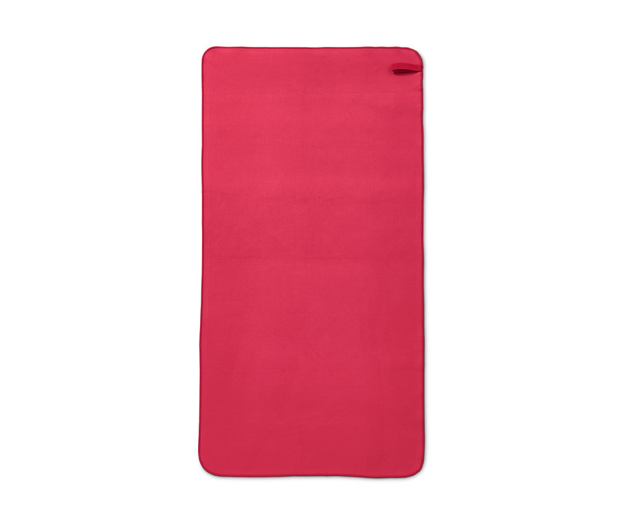 Yaklaşık 50 x 100 cm boyutlarında kırmızı renkli outdoor havlu.