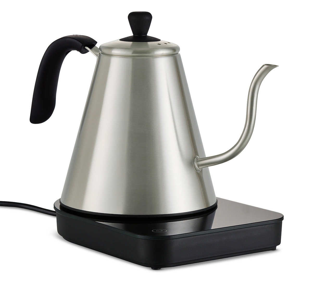 Elektrikli su ısıtıcısı siyah bir tabanın üzerinde duruyor.