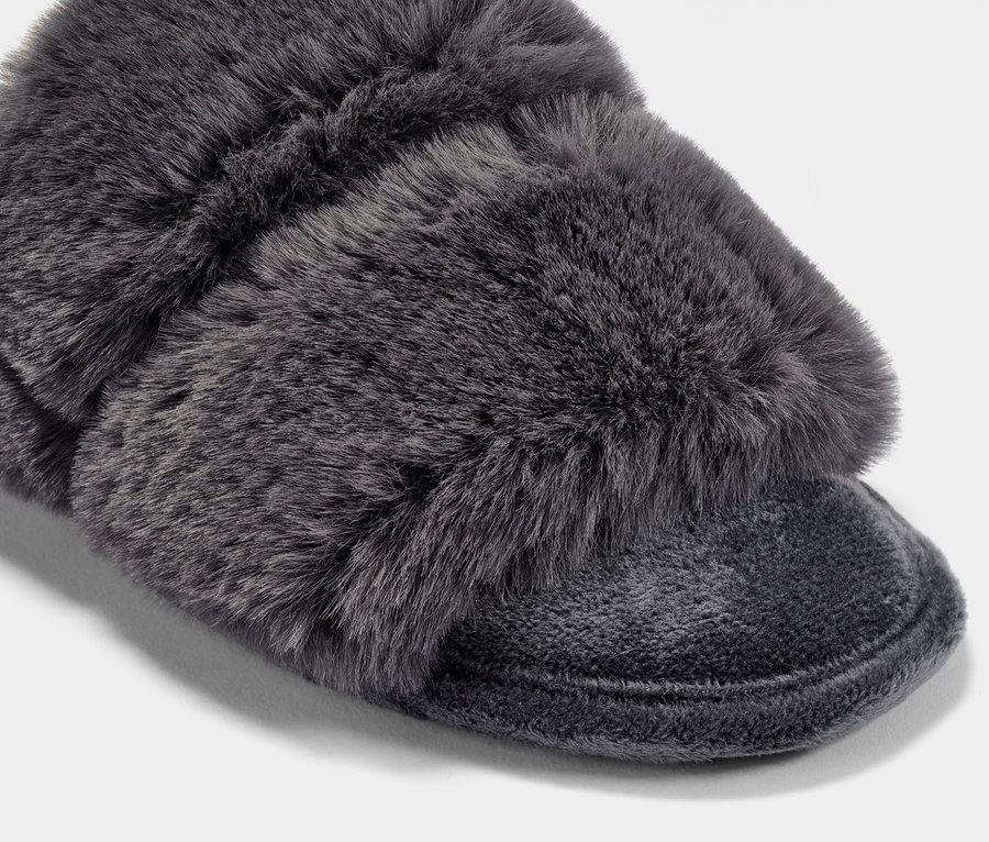 Pelüş terliğin yakın çekimi.