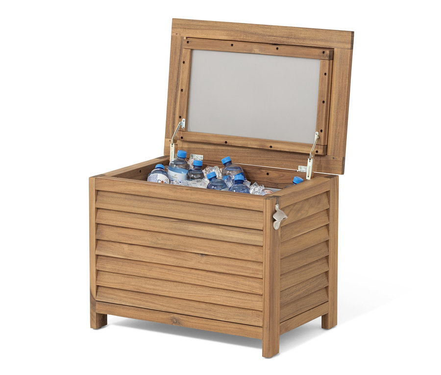 Açık, şişe açacaklı, su şişeleriyle dolu dekoratif soğuk tutma kutusu.