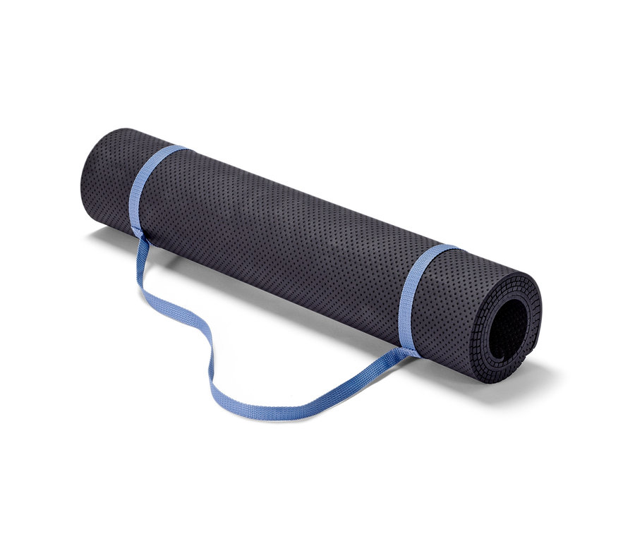 Mavi kayışlı, rulo halinde bir Yoga ve Fitness Matı