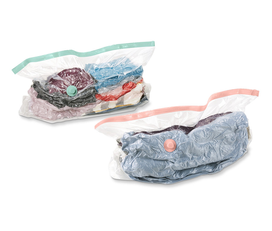 Beyaz bir arka planda, giysilerle dolu iki adet Vakumlu Hurç, Küp.