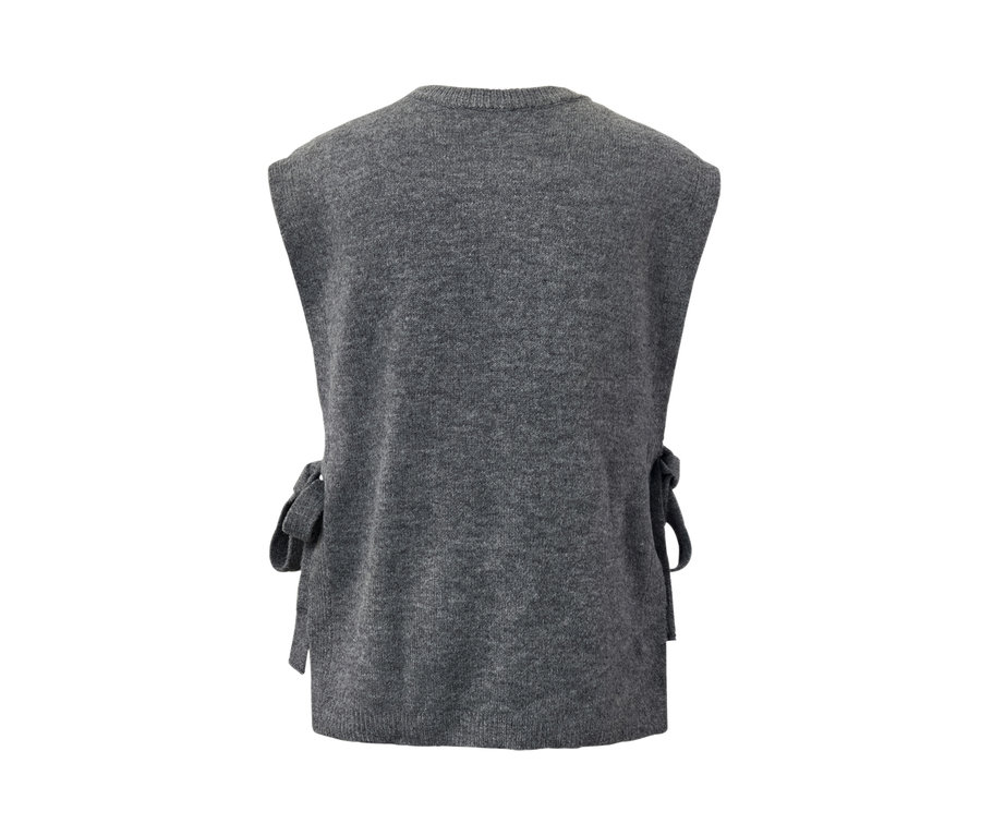 Bağcıklı örgü süveter, gri renkte.