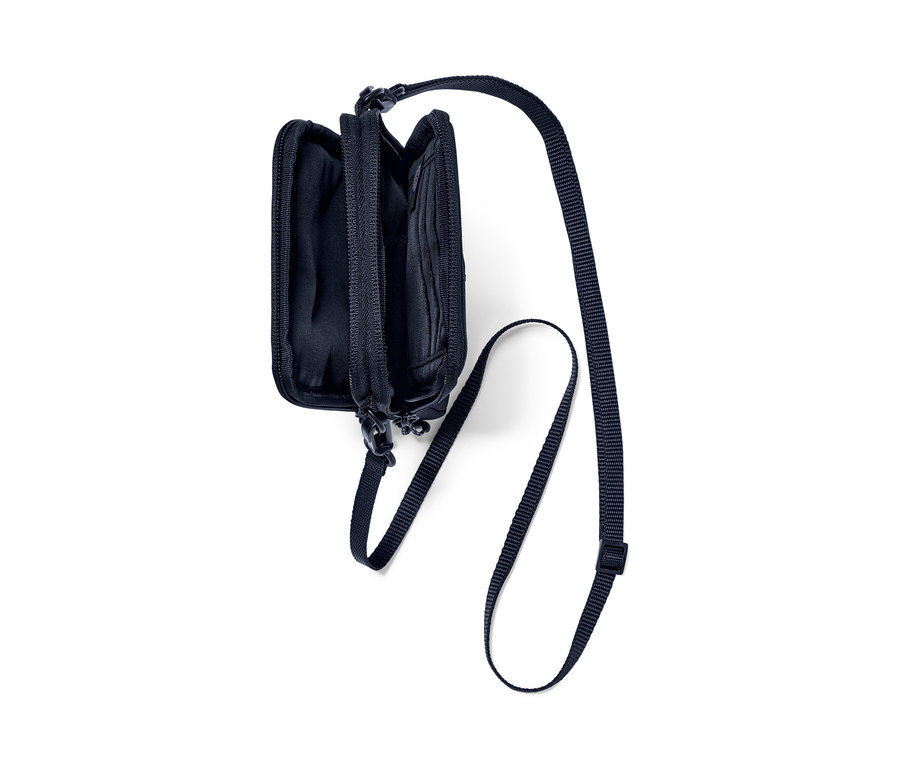 Açık cepleri ve ayarlanabilir askıları olan iki siyah omuz çantasının yakın çekim detayı.