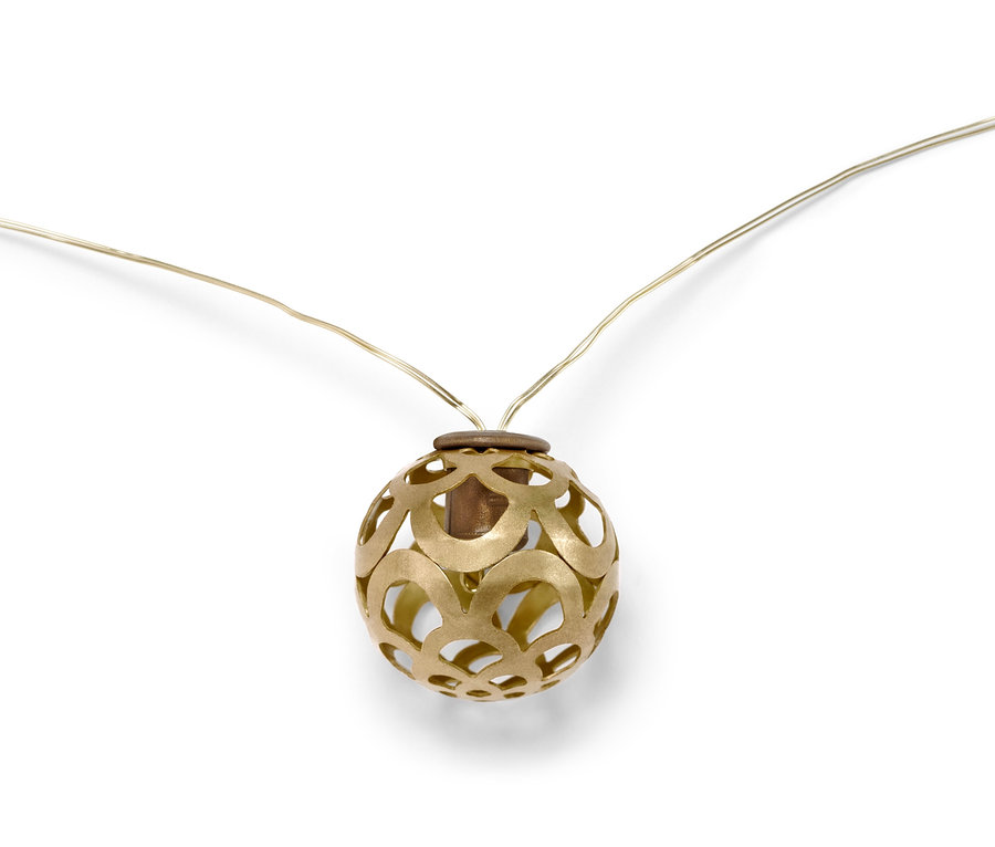 Altın renkli LED ışık zinciri topunun yakın çekimi