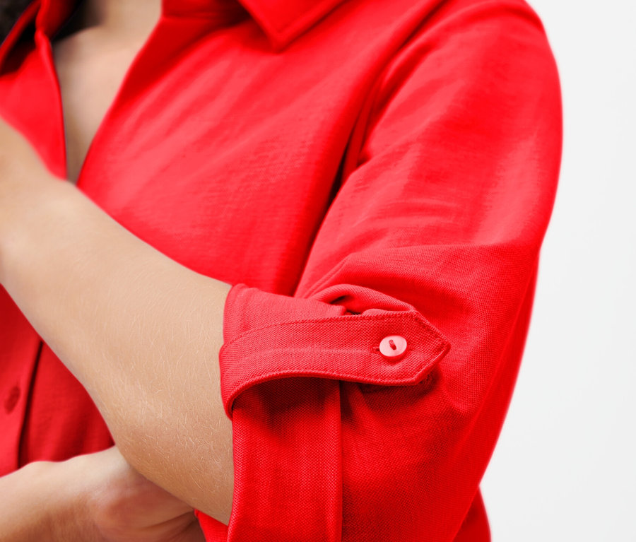 Kadın kırmızı pike jarse bluzun yakın çekimi.