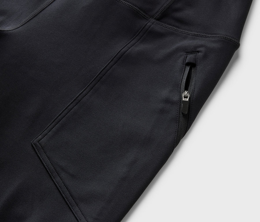 Fermuarlı cepli siyah bir Outdoor Taytı detayı.