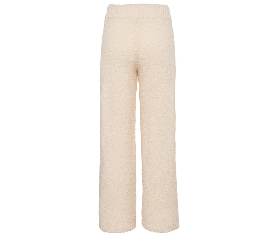 Beyaz bir arka plan üzerinde bej, kabarık pantolon.