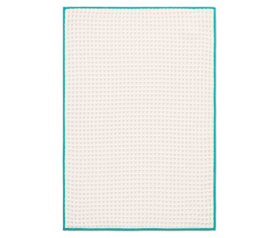 Turuncu kenarlı ekstra büyük bir kurulama bezi.