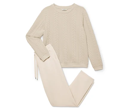 Krem rengi, örgü desenli bir sweatshirt ve ipli pantolondan oluşan ev giyim.