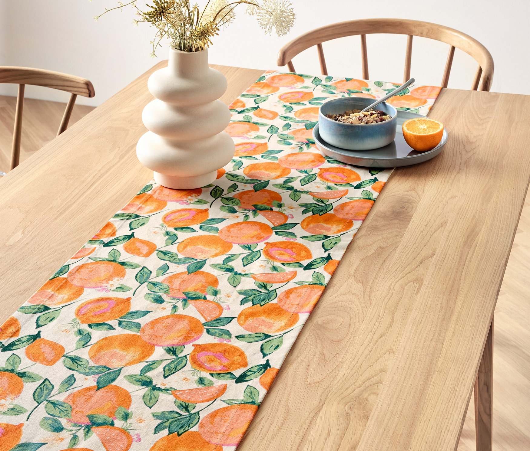 Ahşap masanın üzerinde, citrus desenli pamuklu runner masa örtüsü.