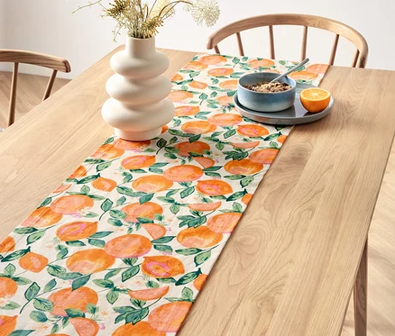 Ahşap masanın üzerinde, citrus desenli pamuklu runner masa örtüsü.