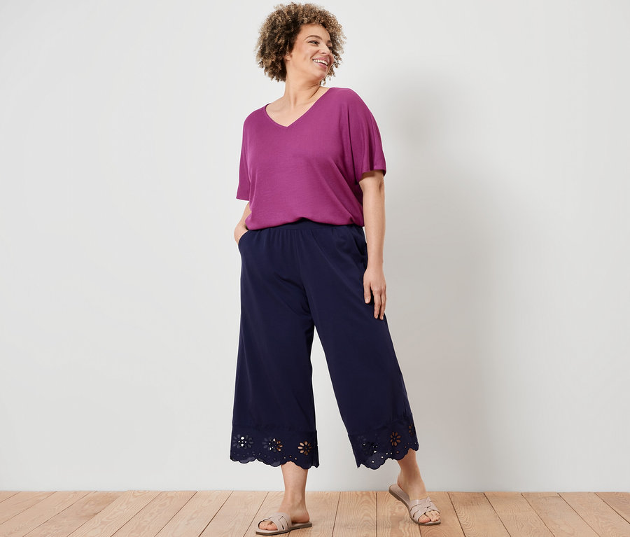 Kadın Ahududu Dokulu Tişört ve Nakışlı Culotte Pantolon ile poz veriyor.