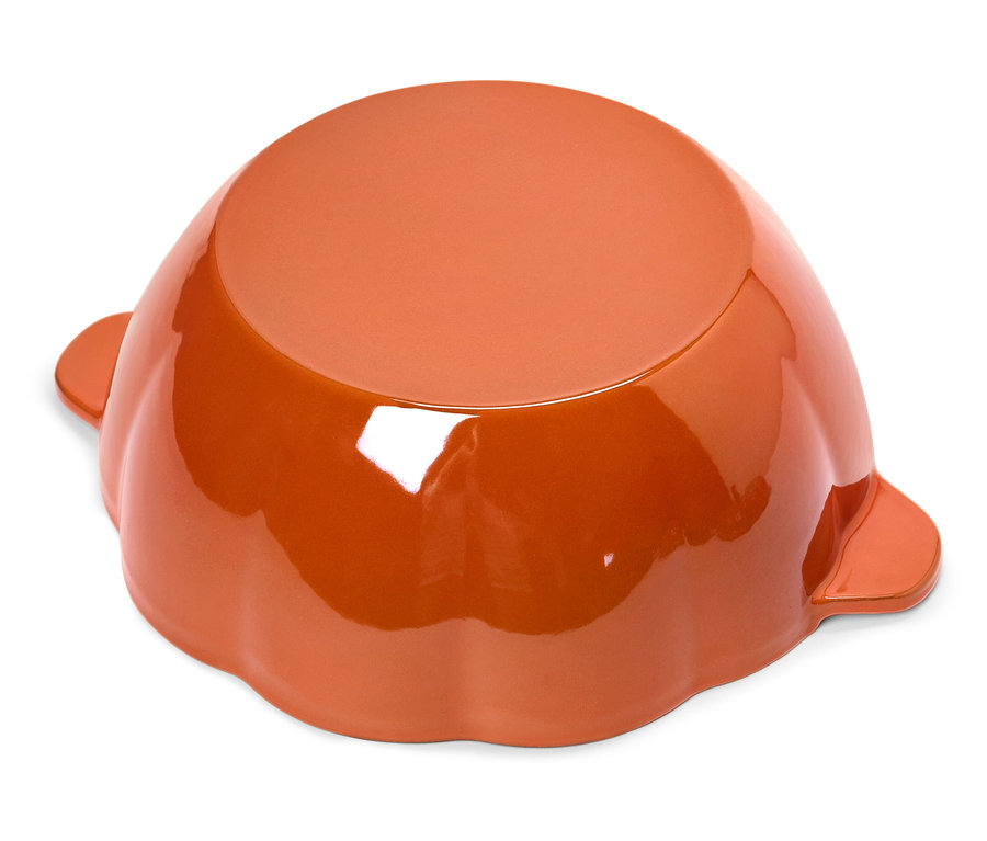 Kahverengi balkabağı şeklinde bir kase, beyaz bir arka plan üzerinde baş aşağı duruyor.