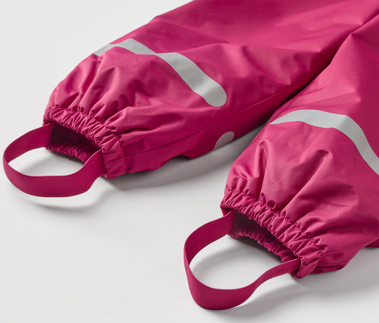 Çocuk termo yağmur pantolonunun detayı, böğürtlen rengi.