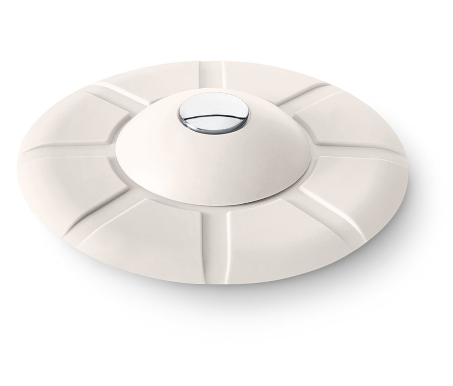 Ortasında gümüş düğmesi olan, krem rengi, yuvarlak, dışbükey üst kısmı olan nesne.