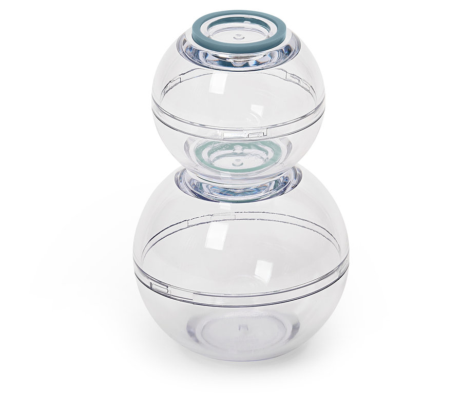 Üst üste yığılmış iki şeffaf küre.