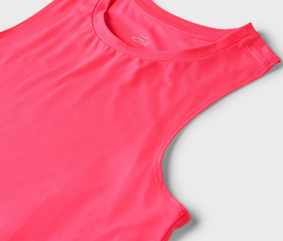 Neon pembe, yuvarlak yakalı bir atletin yakın çekimi.