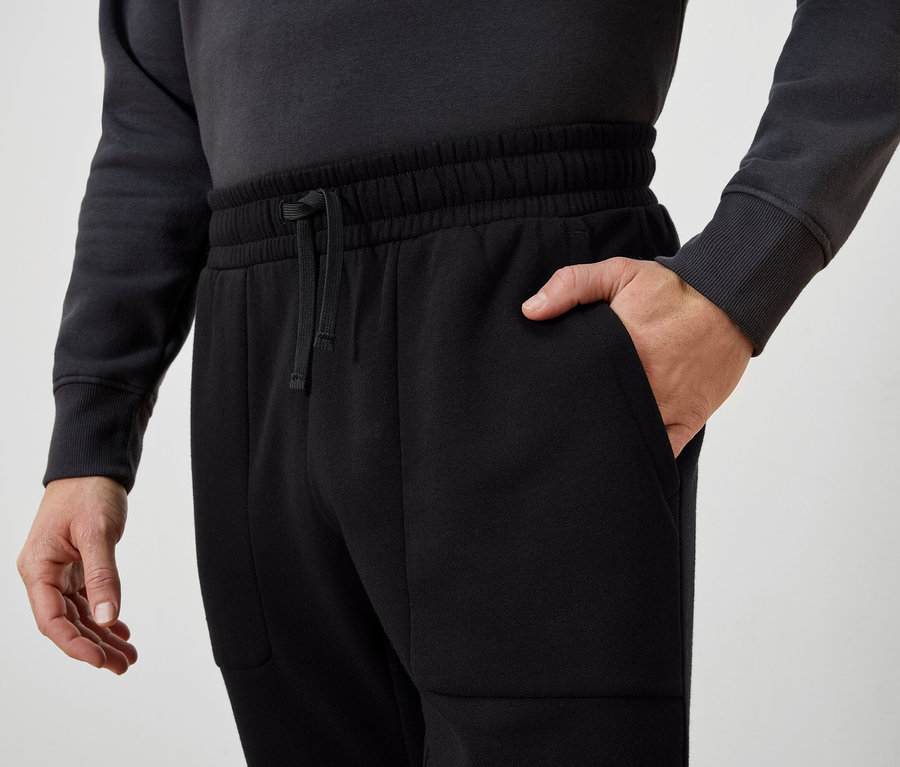 Adamın eli siyah eşofman altının cebinde.