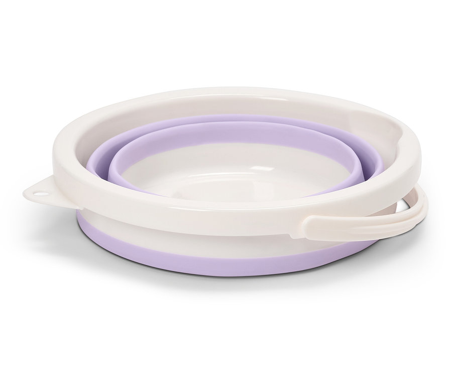 Katlanmış, beyaz ve mor renklerde katlanabilir kova.