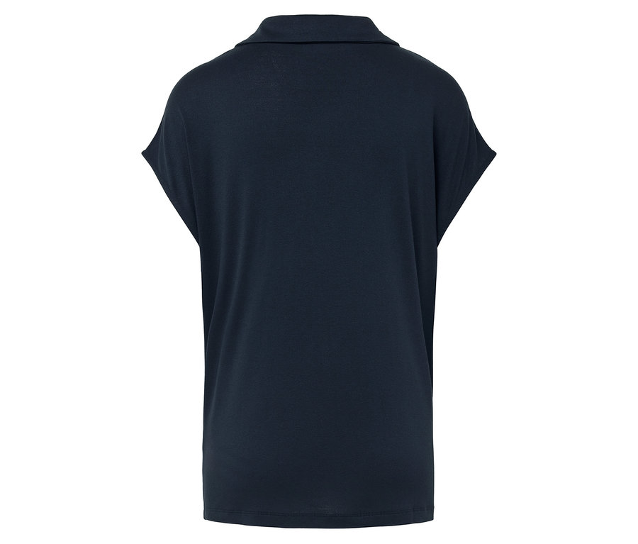 Kısa kollu, lacivert kadın polo tişörtün arka görünümü.