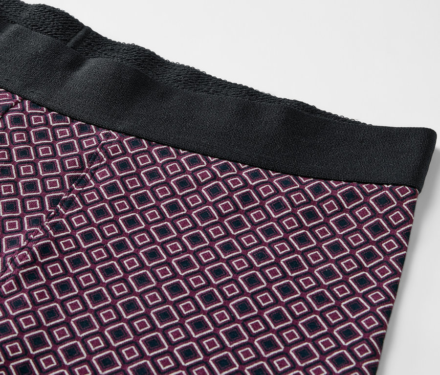 Geometrik desenli bordo renkli 4'lü erkek boxer külot detayı.