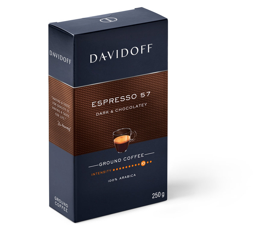 Beyaz bir arka planda bir paket DAVIDOFF CAFÉ Espresso 57 250g Çekilmiş kahve.