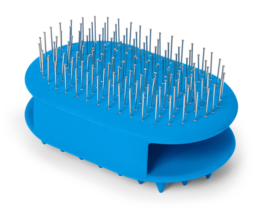 Metal pimli mavi bir saç fırçası beyaz bir zeminde duruyor.