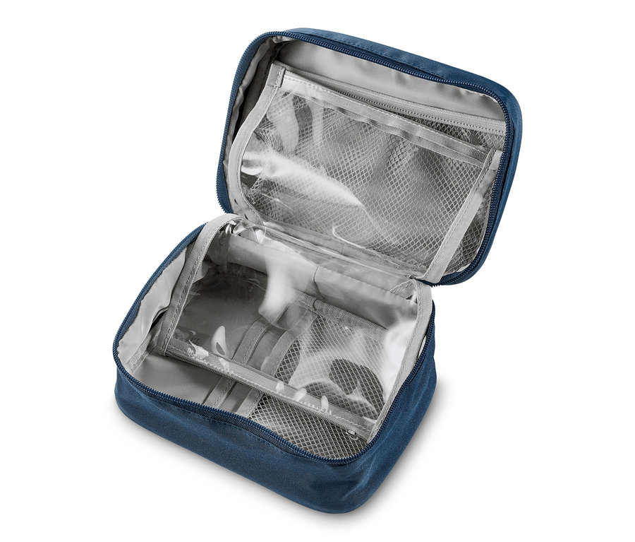 İç cepleri olan açık mavi ilaç çantası.