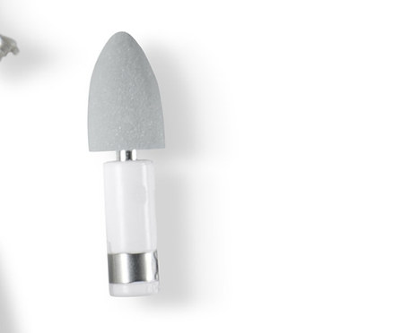 Bir manikür ve pedikür aleti, çantası ve çeşitli başlıkları ile birlikte.