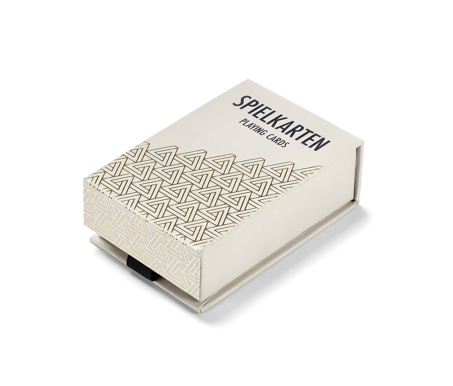 Beyaz arka planda İskambil Kart Seti "Skat".