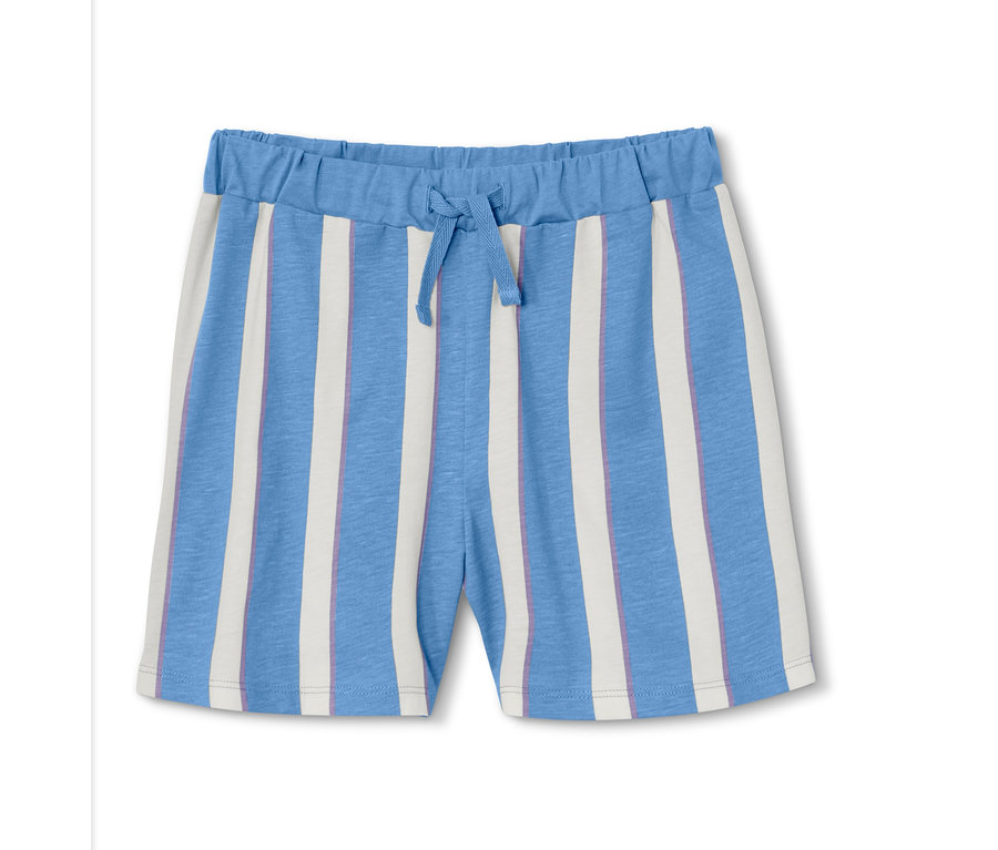 Mavi ve beyaz çizgili şortlu pijama takımı