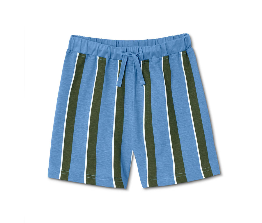 Dikey yeşil ve beyaz çizgili mavi şortlu pijama takımı.