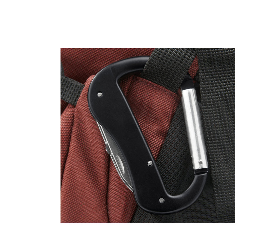 Bir sırt çantasına takılı 5'i 1 Arada Karabina Çok Amaçlı Aletin yakın çekimi.